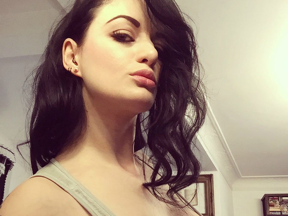 Livesex mit AlissaNoir auf Camseite.com