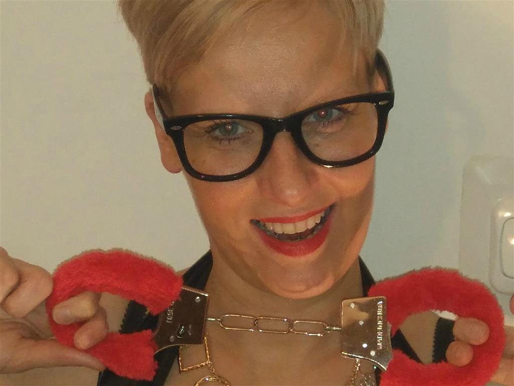 Livesex mit JenellaSun auf Camseite.com
