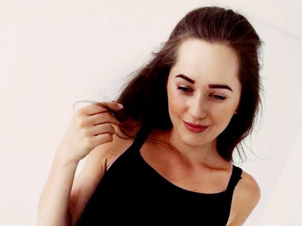 Livesex mit HotDora98 auf Camseite.com