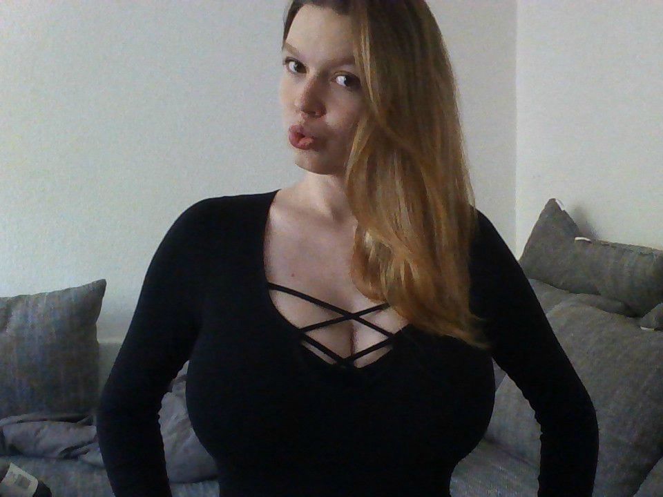 Livesex mit LisaWilde95 auf Camseite.com