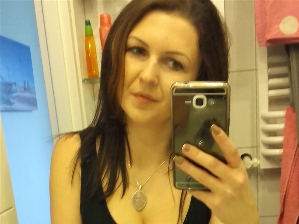Livesex mit NessyFLIRT auf Camseite.com